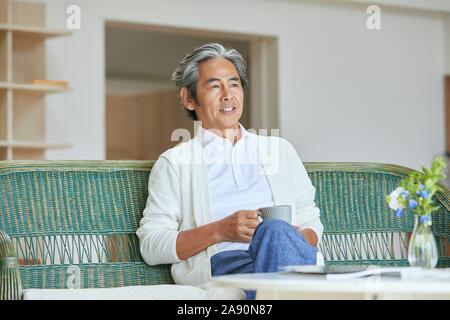 Senior japanischer Mann zu Hause Stockfoto