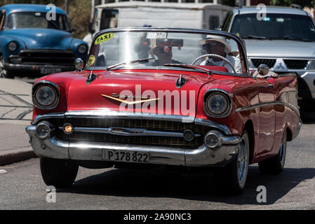 Ein klassisches amerikanisches Auto, das ein paar Touristen auf einer Besichtigungstour durch Havanna auf Kuba transportiert. Viele der aufsehenerregenden Cabriolet-Klassiker American c Stockfoto