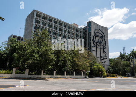 Das kubanische Innenministerium (Ministerio del Interior), das für die Innenpolitik Kubas zuständig ist, steht der Plaza de la Revol gegenüber Stockfoto