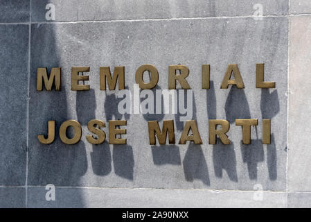 José Martí Gedenktafel am Haupteingang des 109 m (358 ft) José Martí Memorial Tower. Es ist eine der wichtigsten Havanna Sehenswürdigkeiten und touristische Attr Stockfoto