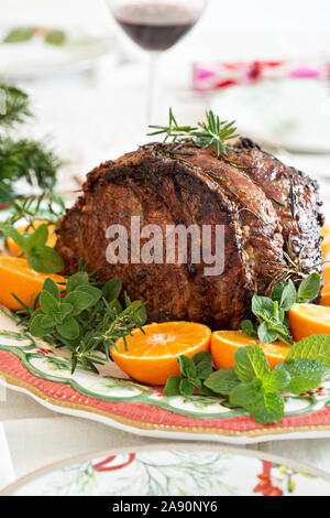 Urlaub Weihnachten Prime Rib Rindfleisch Braten auf dem Tisch Stockfoto