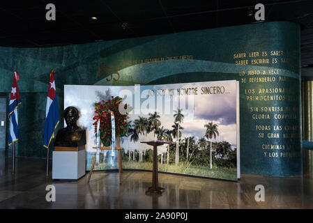 Im Inneren des Haupteingangs zum 109 m (358 ft) großen José-Martí-Gedenkturm befindet sich ein Museum, das die Geschichte der kubanischen Revolution von 1959 feiert. Stockfoto