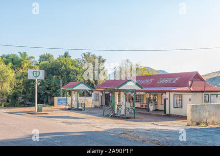 PILGRIMS REST, SÜDAFRIKA - 21. MAI 2019: eine Straße, Szene, mit einem historischen Tankstelle, in Pilgrims Rest, Mpumalanga Stockfoto