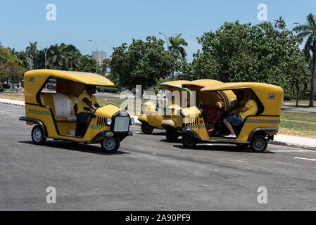 Coco Taxis an der Plaza Revolution in Havanna, Kuba. Stockfoto