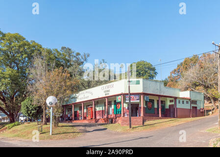 PILGRIMS REST, SÜDAFRIKA - 21. MAI 2019: eine Straße, Szene, mit der historischen Clewer Store Gebäude, in Pilgrims Rest, Mpumalanga. Menschen sind visibl Stockfoto