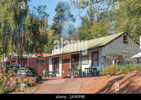 PILGRIMS REST, SÜDAFRIKA - 21. MAI 2019: eine Straße, Szene, mit der Rebe Restaurant in einem historischen Gebäude, in Pilgrims Rest, Mpumalanga Stockfoto