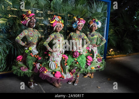 Junge Mädchen in Tropicana Kostüme gekleidet, Gruß Besucher am Eingang zum Tropicana Nachtclub außerhalb von Havanna in Kuba Stockfoto