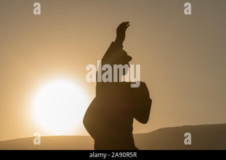 Andros, Griechenland, 23. August 2018. Die unbekannte sailor Statue in der Stadt der Insel Andros gegen den Sonnenuntergang. Stockfoto