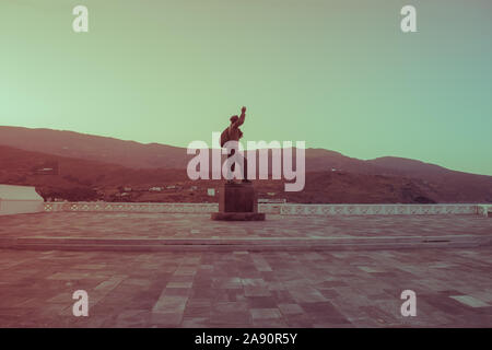 Andros, Griechenland, 23. August 2018. Die unbekannte Sailor statue Winken zum Meer zu Ehren aller Seeleute, die ihr Leben verloren. Stockfoto