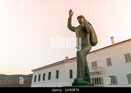 Andros, Griechenland, 23. August 2018. Das Denkmal des unbekannten Matrosen auf dem Platz der Insel Andros in Griechenland. Stockfoto