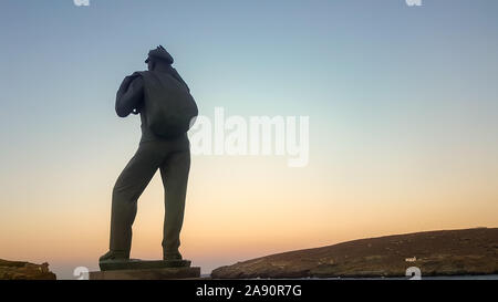 Andros, Griechenland, 23. August 2018. Die Rückseite des unbekannt Sailor auf Andros in Griechenland winken zum Meer gegen Sonnenuntergang. Stockfoto