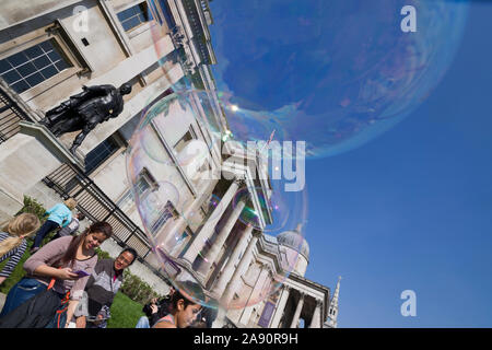 Blasen durch ein strassenmusikant/Street Performer erstellt, vor der National Gallery, Trafalgar Square, London, UK Stockfoto