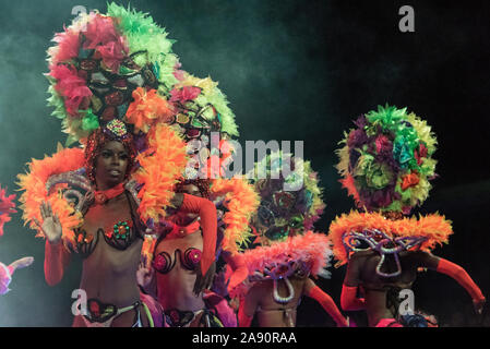 Eine Truppe von Tänzerinnen auf eine Open-Air-Bühne, die vor den Augen der Gäste im Tropicana Nachtclub außerhalb von Havanna in Kuba Stockfoto