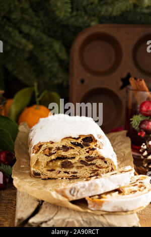 Traditionelle Weihnachten Stollen mit Marzipan und getrockneten Früchten auf rustikalen Hintergrund Stockfoto