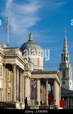 Die National Gallery mit der Kirche von St. Martin-in-the-Fields im Hintergrund. Trafalgar Square, London, UK. Stockfoto