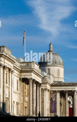 Die National Gallery mit der Kirche von St. Martin-in-the-Fields im Hintergrund. Trafalgar Square, London, UK. Stockfoto