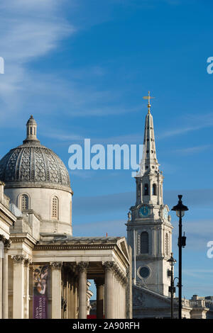 Die National Gallery mit der Kirche von St. Martin-in-the-Fields im Hintergrund. Trafalgar Square, London, UK. Stockfoto