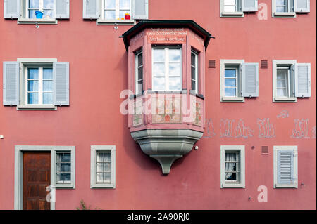 Historischen mittelalterlichen Gebäude mit verzierten Erker am Rathausplatz, einer Stadt im alten Städtchen Stein am Rhein, Schweiz. Stockfoto