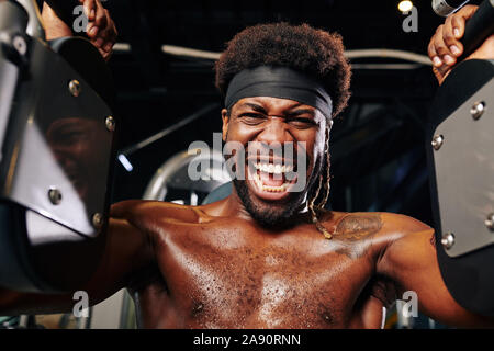 Lachen, glücklich, junger Mann genießen Sie trainieren im Fitnesscenter Stockfoto
