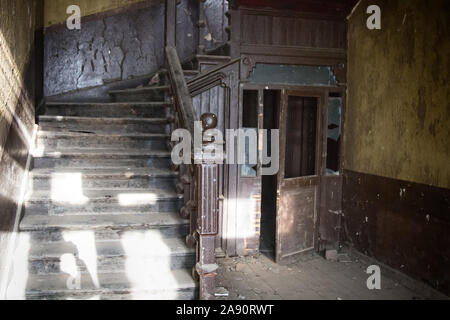 Haus (Herrenhaus) im kolonialen Stil: Exterieur und Interieur, interne Treppe. House Edge der Stadt Shimla - dem ehemaligen Sommer Hauptstadt der ehemaligen britischen Stockfoto
