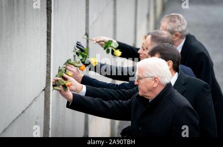 09 November 2019, Berlin: Bundespräsident Dr. Frank-Walter Steinmeier (vorne-hinten), Andrzej Duda, Präsident von Polen, Milos Zeman, dem Präsidenten der Tschechischen Republik, Zuzana Caputova, Präsident der Slowakei, und Janos Ader, Präsident von Ungarn, wird nehmen Sie teil an der Gedenkfeier der Stiftung Berliner Mauer in der Bernauer Straße. Präsident Steinmeier und Bundeskanzlerin Merkel, zusammen mit den Staats- und Regierungschefs der Polen, der Slowakei, der Tschechischen Republik und Ungarn, die Öffnung der Berliner Mauer an der Gedenkfeier zum Gedenken. Foto: Kay Nietfeld/dpa Stockfoto