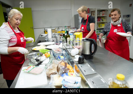 12 November 2019, Hamburg: Freiwilliger bereiten die Schule Frühstück 'Brotzeit' an der Brüder-Grimm-Schule in Hamburg-Billstedt. Laut der Vereinigung, die die Schauspielerin Uschi Glas mit ihrem Ehemann in 2009 gegründet, 'Brotzeit' organisiert täglich ein Frühstück bieten mit Schulen, Freiwillige und der Lebensmittelindustrie an 210 Schulen im ganzen Land. Foto: Christian Charisius/dpa Stockfoto