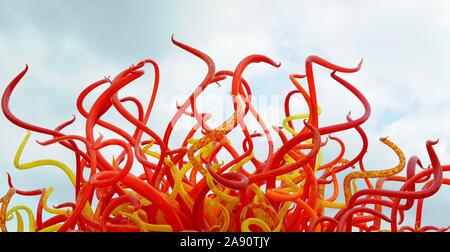 "Sommer Sonne' geblasen Glasskulpturen von Dale Chihuly in Kew Gardens, Richmond, London, UK. Stockfoto