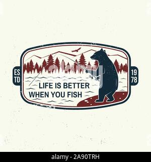 Das Leben ist besser, wenn sie Fisch Slogan. Sommer Camp. Vector Illustration. Konzept für Hemd oder Drucken, Stempel oder T-Stück. Vintage Typografie Design mit Angeln, Berge, Himmel und Wald Silhouette. Stock Vektor