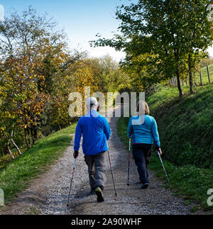 Ein Mann und eine Frau zusammen Trekking in einem Park. Stockfoto