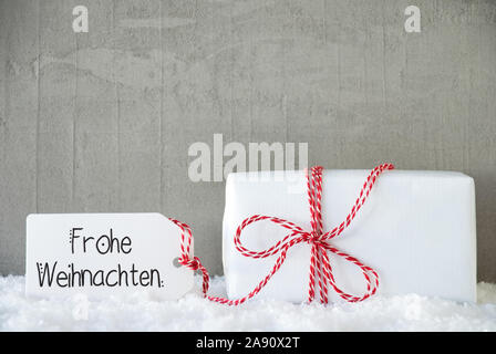 Ein Geschenk zu Weihnachten, Schnee, Zement, Frohe Weihnachten bedeutet Frohe Weihnachten Stockfoto