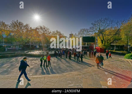 Swansea, Großbritannien. 11 Nov, 2019. Bild: Mitglieder der Öffentlichkeit, die Mitglieder der Streitkräfte und Veteranen erfassen am Schloss Square Gardens in Swansea, Wales, UK. Montag, 11 November 2019 Re: Armistice Day, ein Dienst für die Menschen, die ihr Leben im Konflikt verloren Gedenken hat im Castle Square Gardens in Swansea, Wales, Großbritannien statt. Credit: ATHENA PICTURE AGENCY LTD/Alamy leben Nachrichten Stockfoto