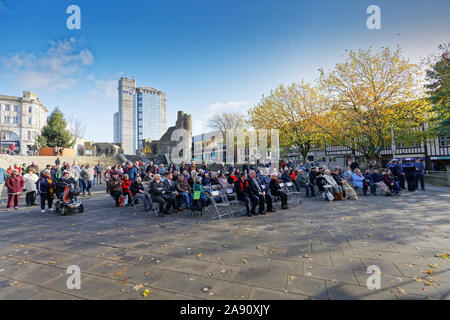 Swansea, Großbritannien. 11 Nov, 2019. Bild: Mitglieder der Öffentlichkeit, die Mitglieder der Streitkräfte und Veteranen erfassen am Schloss Square Gardens in Swansea, Wales, UK. Montag, 11 November 2019 Re: Armistice Day, ein Dienst für die Menschen, die ihr Leben im Konflikt verloren Gedenken hat im Castle Square Gardens in Swansea, Wales, Großbritannien statt. Credit: ATHENA PICTURE AGENCY LTD/Alamy leben Nachrichten Stockfoto