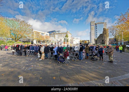 Swansea, Großbritannien. 11 Nov, 2019. Bild: Mitglieder der Öffentlichkeit, die Mitglieder der Streitkräfte und Veteranen erfassen am Schloss Square Gardens in Swansea, Wales, UK. Montag, 11 November 2019 Re: Armistice Day, ein Dienst für die Menschen, die ihr Leben im Konflikt verloren Gedenken hat im Castle Square Gardens in Swansea, Wales, Großbritannien statt. Credit: ATHENA PICTURE AGENCY LTD/Alamy leben Nachrichten Stockfoto
