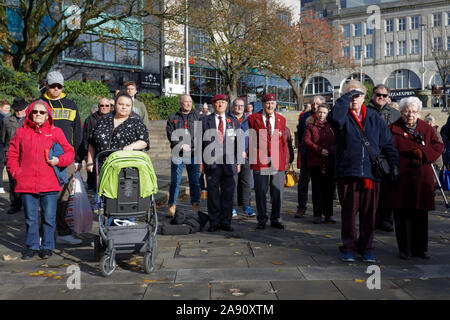 Swansea, Großbritannien. 11 Nov, 2019. Bild: Mitglieder der Öffentlichkeit, die Mitglieder der Streitkräfte und Veteranen erfassen am Schloss Square Gardens in Swansea, Wales, UK. Montag, 11 November 2019 Re: Armistice Day, ein Dienst für die Menschen, die ihr Leben im Konflikt verloren Gedenken hat im Castle Square Gardens in Swansea, Wales, Großbritannien statt. Credit: ATHENA PICTURE AGENCY LTD/Alamy leben Nachrichten Stockfoto