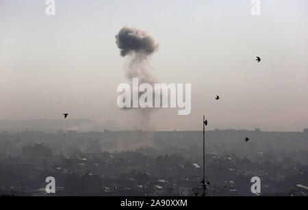 Gaza, Gazastreifen, palästinensischen Gebiet. 12 Nov, 2019. Rauch steigt nach einem israelischen Luftangriff in Gaza Stadt, am 12. November 2019 Credit: Ashraf Amra/APA-Images/ZUMA Draht/Alamy leben Nachrichten Stockfoto