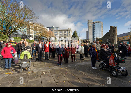 Swansea, Großbritannien. 11 Nov, 2019. Bild: Mitglieder der Öffentlichkeit, die Mitglieder der Streitkräfte und Veteranen erfassen am Schloss Square Gardens in Swansea, Wales, UK. Montag, 11 November 2019 Re: Armistice Day, ein Dienst für die Menschen, die ihr Leben im Konflikt verloren Gedenken hat im Castle Square Gardens in Swansea, Wales, Großbritannien statt. Credit: ATHENA PICTURE AGENCY LTD/Alamy leben Nachrichten Stockfoto