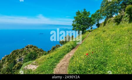 Ein schöner Wanderweg "Weg der Götter, mit spektakulärem Panoramablick auf das Mittelmeer entlang der Amalfiküste in Italien. Stockfoto