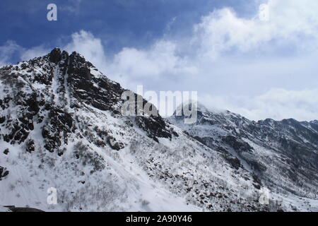 Malerische Aussicht auf die schneebedeckten Berggipfel. Stockfoto