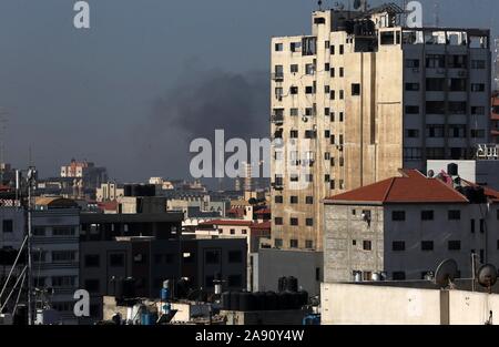 Gaza, Gazastreifen, palästinensischen Gebiet. 12 Nov, 2019. Rauch steigt nach einem israelischen Luftangriff in Gaza Stadt, am 12. November 2019 Credit: Ashraf Amra/APA-Images/ZUMA Draht/Alamy leben Nachrichten Stockfoto