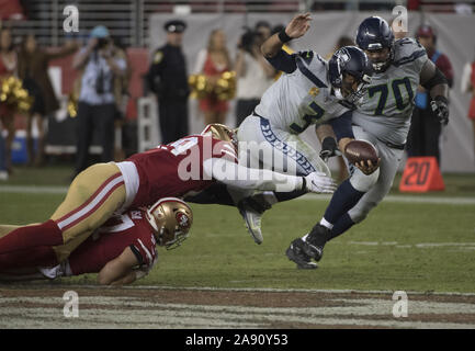 Santa Clara, USA. 12 Nov, 2019. Seattle Seahawks Quarterback Russell Wilson (3) kriecht für yardage gegen die San Francisco 49ers bei Überstunden an Levi's Stadion in Santa Clara, Kalifornien, am Montag, dem 11. November, 2019. Die Seahawks defreated der 49ers 27-24 in den überstunden. Foto von Terry Schmitt/UPI Quelle: UPI/Alamy leben Nachrichten Stockfoto