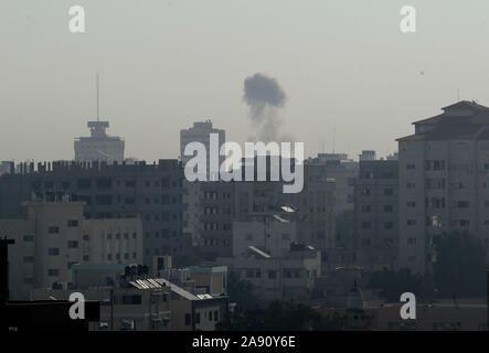 Gaza, Gaza. 12 Nov, 2019. Rauch aufsteigt, in Gaza Stadt nach einem israelischen Streik am Dienstag, 12. November 2019. Israels militärische tötete einen Commander für palästinensische Militante Gruppe Islamischer Dschihad in einem Streik auf seinem Haus im Gazastreifen und fordert Gegenmaßnahmen Raketen und die Angst vor einer schweren Eskalation der Gewalt. Foto von Ismael Mohamad/UPI Quelle: UPI/Alamy leben Nachrichten Stockfoto