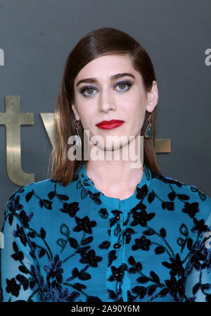 November 11, 2019, Beverly Hills, CA, USA: 11. November 2019 - Beverly Hills, Kalifornien - Lizzy Caplan. Premiere von Apple TV+''Wahrheit'' an der AMPAS Samuel Goldwyn Theater statt. Photo Credit: FS/AdMedia (Credit Bild: © F. S/AdMedia über ZUMA Draht) Stockfoto