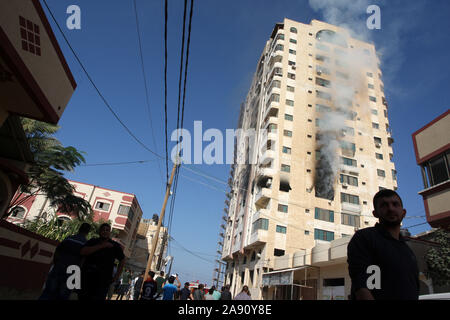 Gaza, Gaza. 12 Nov, 2019. Rauch aufsteigt, von einem Gebäude in Gaza Stadt nach einem israelischen Streik am Dienstag, 12. November 2019. Israels militärische tötete einen Commander für palästinensische Militante Gruppe Islamischer Dschihad in einem Streik auf seinem Haus im Gazastreifen und fordert Gegenmaßnahmen Raketen und die Angst vor einer schweren Eskalation der Gewalt. Foto von Ismael Mohamad/UPI Quelle: UPI/Alamy leben Nachrichten Stockfoto