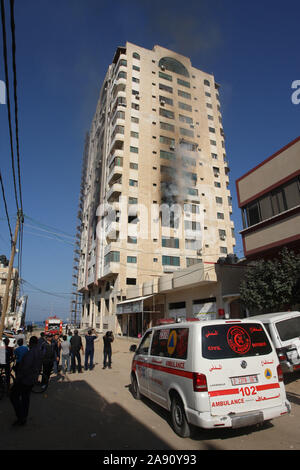 Gaza, Gaza. 12 Nov, 2019. Rauch aufsteigt, von einem Gebäude in Gaza Stadt nach einem israelischen Streik am Dienstag, 12. November 2019. Israels militärische tötete einen Commander für palästinensische Militante Gruppe Islamischer Dschihad in einem Streik auf seinem Haus im Gazastreifen und fordert Gegenmaßnahmen Raketen und die Angst vor einer schweren Eskalation der Gewalt. Foto von Ismael Mohamad/UPI Quelle: UPI/Alamy leben Nachrichten Stockfoto