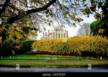 Eine überflutete Church Street, West Hanney, Wantage, Oxfordshire, England, Großbritannien im November 2019 Stockfoto