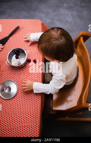 Kleinkind spielen in der Küche Stockfoto