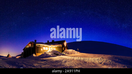 Beleuchtete Haus im winter Stockfoto