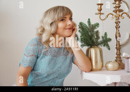 Bild des Träumens Frau in Gold und innen weiß. Weihnachten, Neujahr Stockfoto