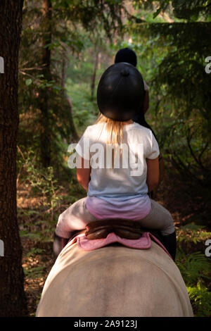 Mädchen reiten Stockfoto