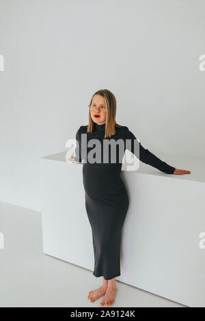 Junge Frau wegschauen Stockfoto